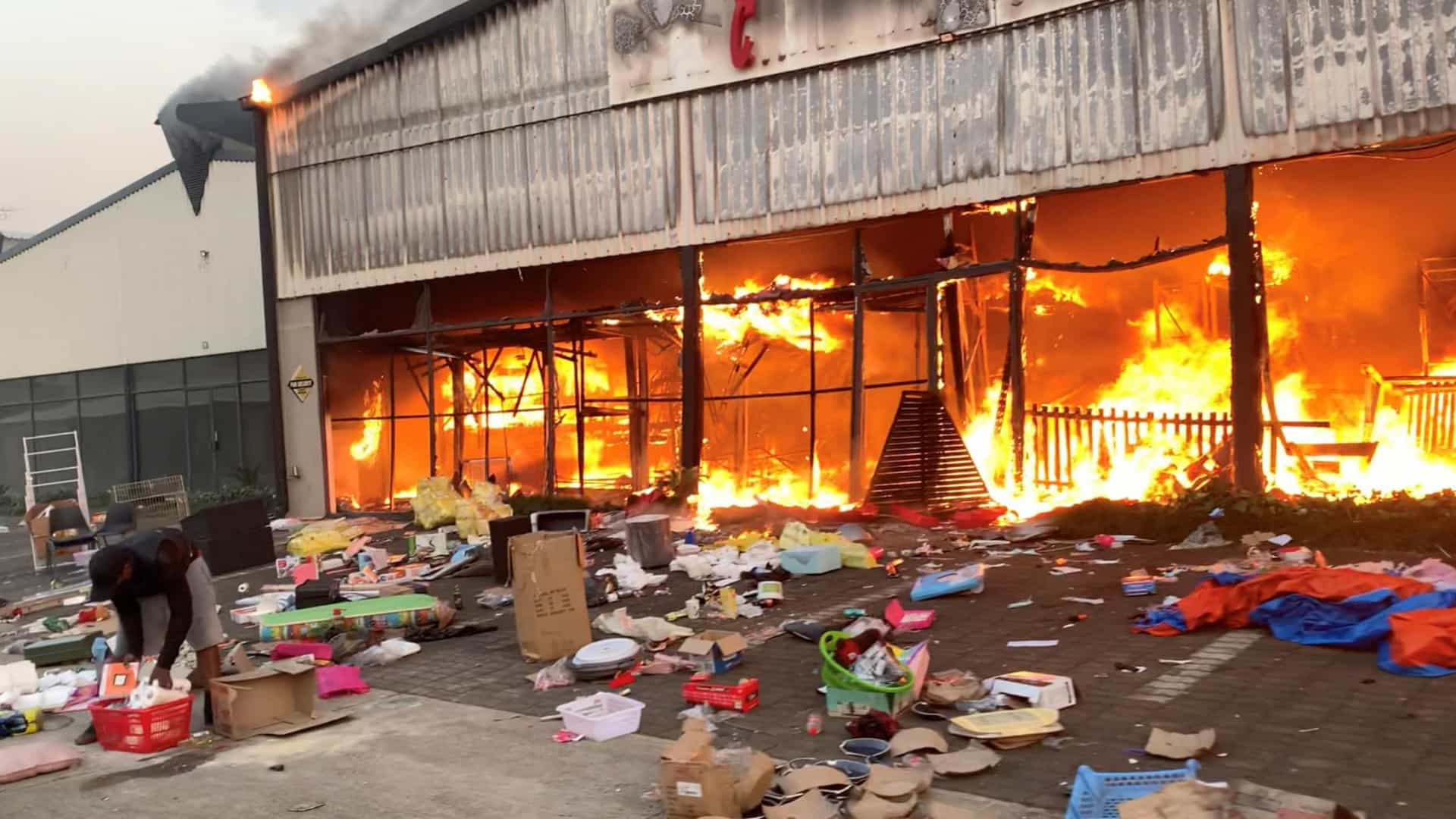 RSA: 3 corpos descobertos em loja de incendiada em Durban, Kwazulu-Natal - Rádio Moçambique RSA: 3 corpos descobertos em loja de incendiada em Durban, Kwazulu-Natal - Rádio Moçambique